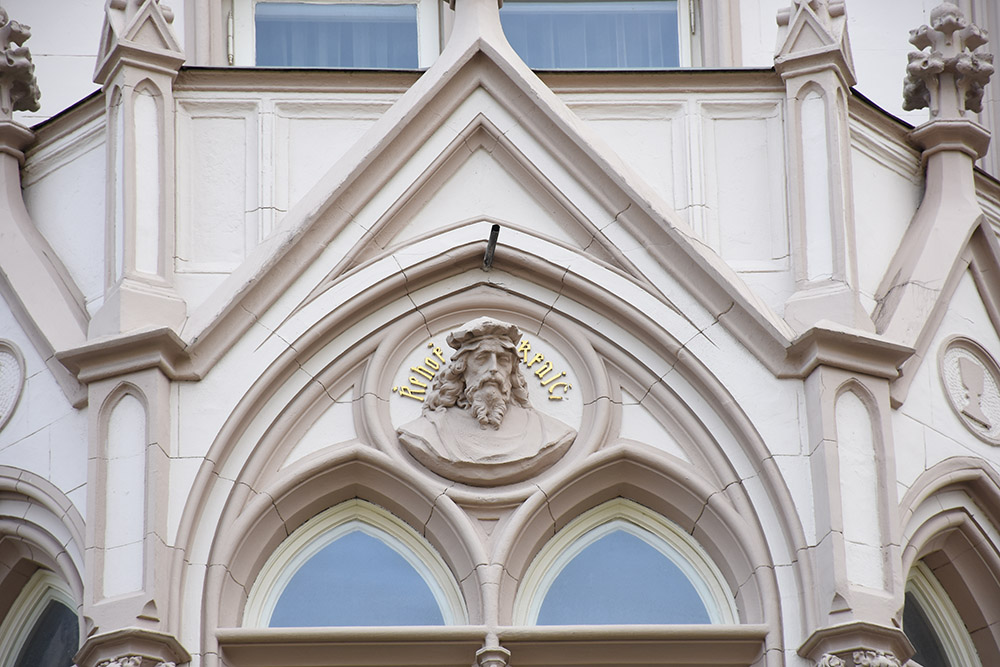 Reliéf Řehoře Krajčího na fasádě evangelického kostela v Praze na Vinohradech je jeho jedinou podobiznou. I tak je fiktivní. Pravá podoba Řehoře je neznámá. Foto: Ben Skála, Benfoto